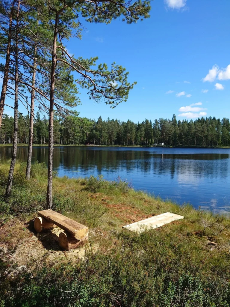 Sittplats vid tjärnen i Hällefors